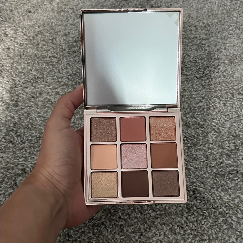 Glamorous Glow Eyeshadow Palette by [Brand]